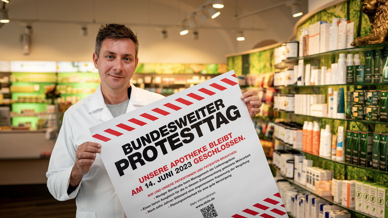 So wie dieser Apotheker nehmen auch im Landkreis Görlitz viele Apotheken am Protesttag teil.