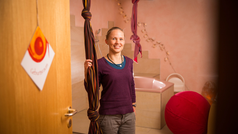 Johanna Hünig ist seit 2012 freiberufliche Hebamme im Geburtshaus in Striesen. Sie betreut etwa fünf bis sieben Frauen jeden Monat bei der Geburt und davor.