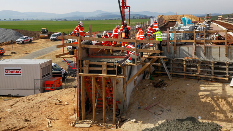 18 Kubikmeter Beton werden für die südlichen Kappen des Brückenbauwerkes BW Ü4 bei Oberseifersdorf verwendet. In der nächsten Woche kommen die nördlichen Kappen dran.