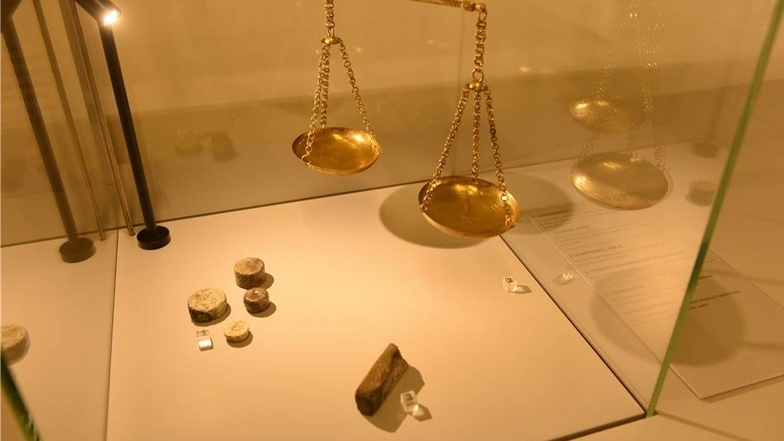 Gewichte waren erforderlich, um die Menge des gewonnenen Erzes exakt festzuhalten. Schließlich handelte es sich um wertvolles Silber oder andere Metalle. Diese Gewichte wurden in Dippoldiswalde gefunden. Die Waage haben die Museumsgestalter nachgebaut.