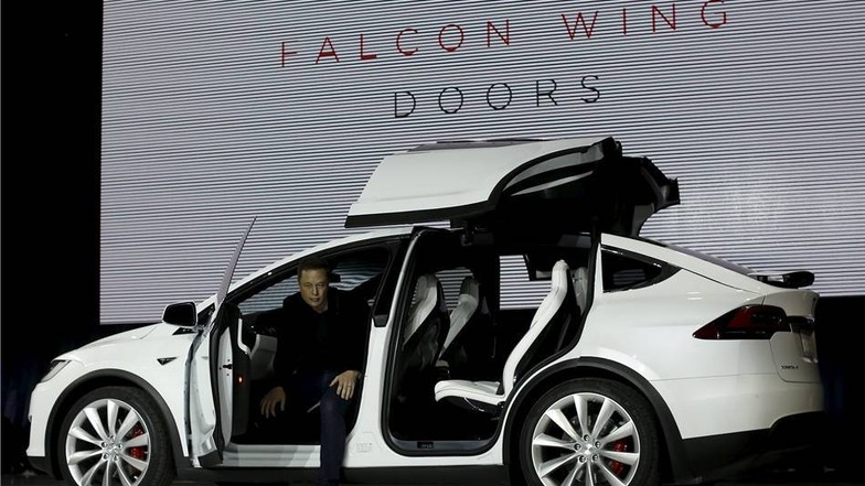 Tesla-Chef Elon Musk steigt bei der Vorstellung des Wagens im kalifornischen Fremont am 29. September aus dem neuen Prestigeprodukt.