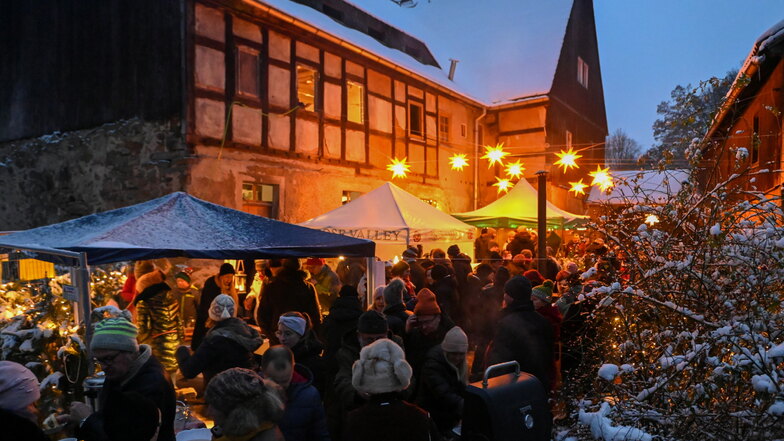 Der erste Weihnachtsmarkt auf dem Areal der Bachmühle in Steina war sehr gut besucht. Die Vereinsvorsitzende Bettina Böhme konnte auch eine gute Nachricht überbringen.