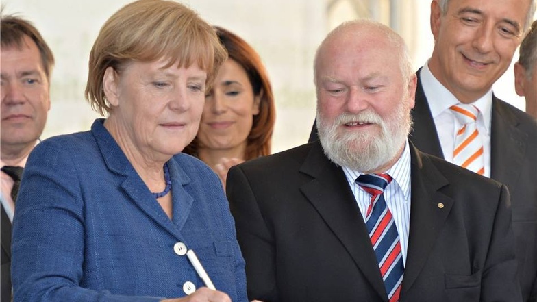 Hoher Besuch: Bundeskanzlerin Angela Merkel trägt sich 2014 an Schramms Seite ins Goldene Buch der Stadt ein.