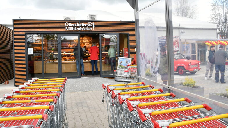 Die Verkaufspavillons von Bäcker und Fleischer sind holzverkleidet.