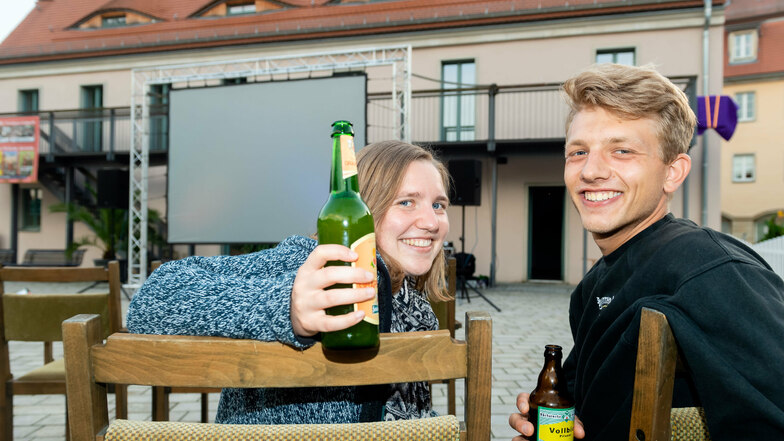 Stoßen auf einen gemütlichen Filmabend in Königstein an: Lara Brinkmann und Niklas Winterfeldt aus Hannover, die gerade Urlaub in der Sächsischen Schweiz machen.