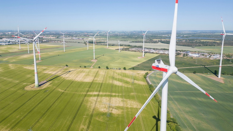 Mehr als die Hälfte aller Windräder des Windparks Streumen stehen auf Wülknitzer Gemeindegebiet. Die zählt die Nachbargemeinde Röderaue für sich einfach mit, um keine eigenen Flächen für Windkraftanlagen suchen zu müssen.