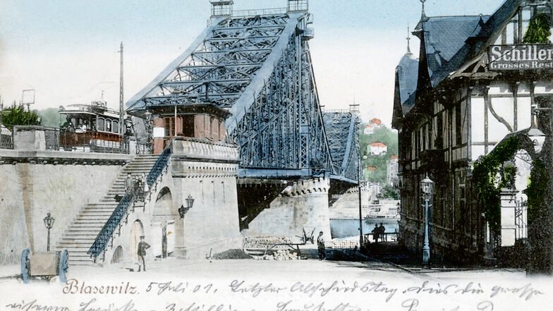 Das Blaue Wunder auf einer Postkarte um 1900. Damals stand noch das Einnehmerhäuschen für den Brückenzoll. Dieses Mautsystem wurde erst 1924 endgültig eingestellt.