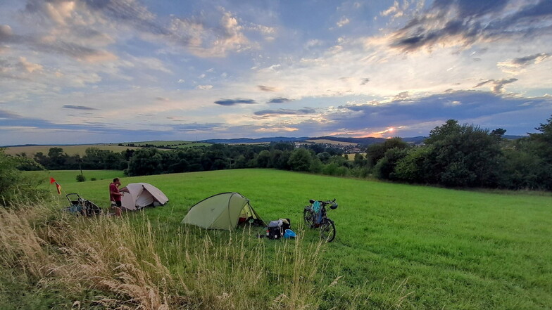 4. Juli: Übernachtungsplatz nahe Slawonice in Tschechien: Ein Platz für zwei kleine Zelte fand sich fast immer.