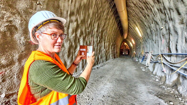 Tunnel mit Patin: Susann Dulig hält im Juli per Foto den Baufortschritt am Pirnaer Kohlbergtunnel fest. Doch derzeit ruht der Vortrieb.