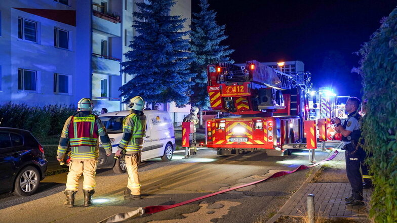 Mehrere Feuerwehren rückten in der Nacht zum Sonnabend zu dem Mehrfamilienhaus an der Bjarnat-Krawc-Straße in Bautzen aus.