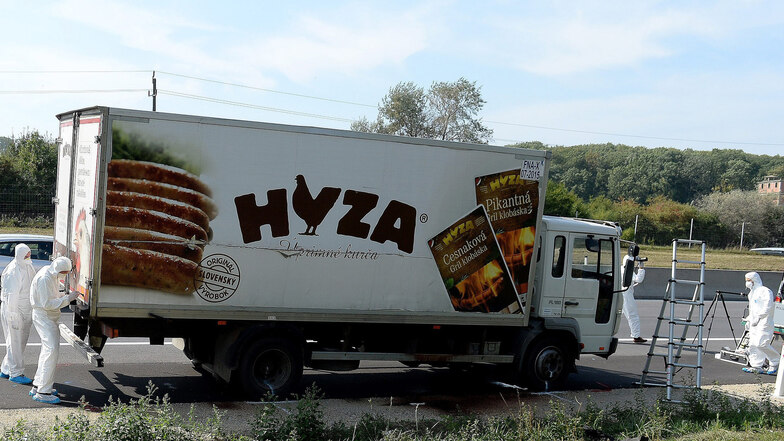 Forensiker untersuchen 2015 den Kühllaster, der in Österreich auf der Autobahn abgestellt wurde.