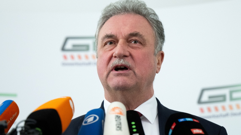 Claus Weselsky, Bundesvorsitzender der Gewerkschaft der Lokführer (GDL), spricht am Freitagabend auf einer Pressekonferenz nach Beendigung des dreitägigen Lokführerstreiks bei der Deutschen Bahn.