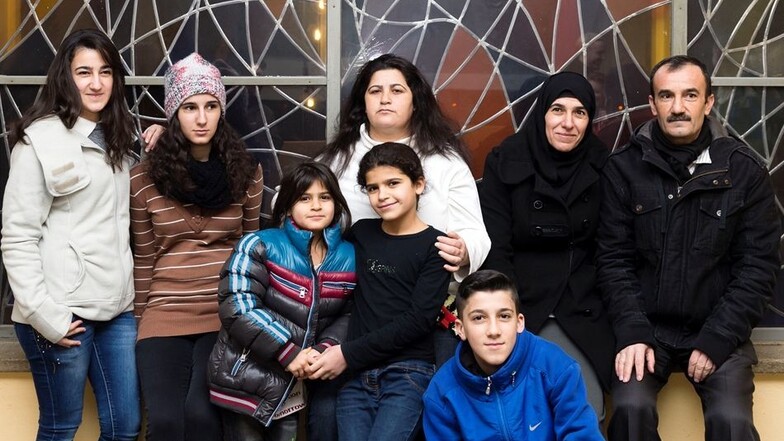 Abdulkader (rechts) und Naima Khalaf (Bildmitte) leben mit ihren Kindern sowie der Familie der Schwester von Addulkader (2.v.r.) im Erstaufnahmecamp Bischofswerda.