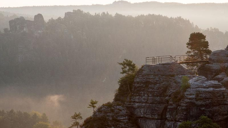 Du bist auf der Suche nach einer schönen Wanderung für die ganze Familie? Dann ist die Familientagestour auf dem Malerweg genau das richtige für euch! Klickt auf's Bild für mehr Infos.