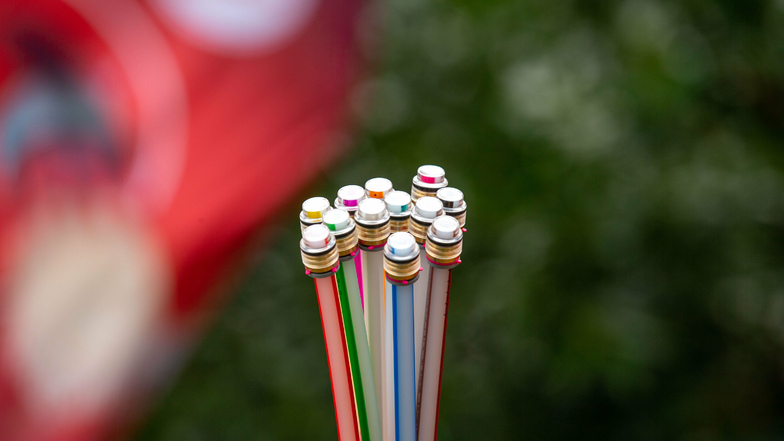 Viele bunte Kabel machen das Internet schnell: Die Telekom plant Glasfaser für Kesselsdorf.