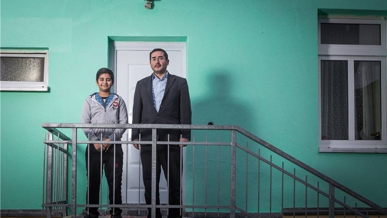 Zwei Monate nach dem Anschlag ist die  Fassade frisch gestrichen.  Imam Hamza Turan steht mit seinem Sohn Ibrahim Ismail.