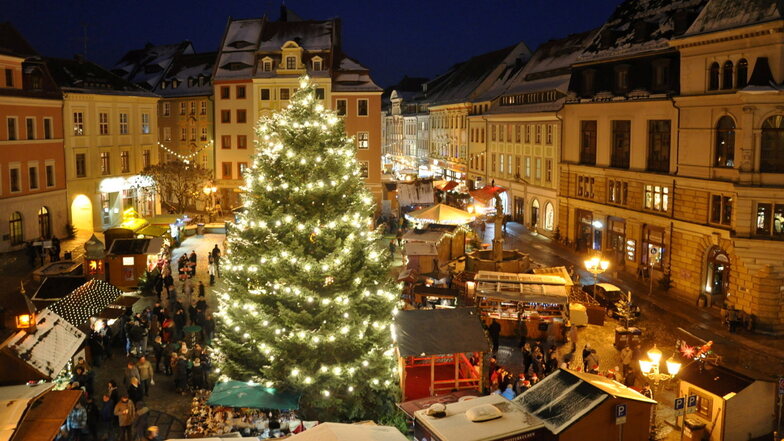 An diesem Wochenende beginnt die Weihnachtsmarkt-Saison im Landkreis Bautzen. Außer dem Wenzelsmarkt in Bautzen - hier ein Archivfoto - stimmen zahlreiche weitere Märkte und Veranstaltungen auf die Weihnachtszeit ein.