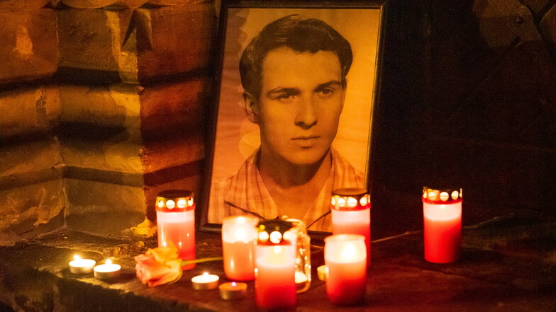 Kerzen am Bild von Jan Palach zum Gedenken vor einem Jahr.
