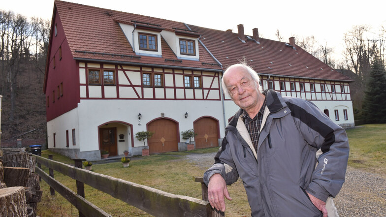 Werner Irmscher, der Vorsitzende des Heimatvereins Berreuth, steht hier am ehemaligen Gut.