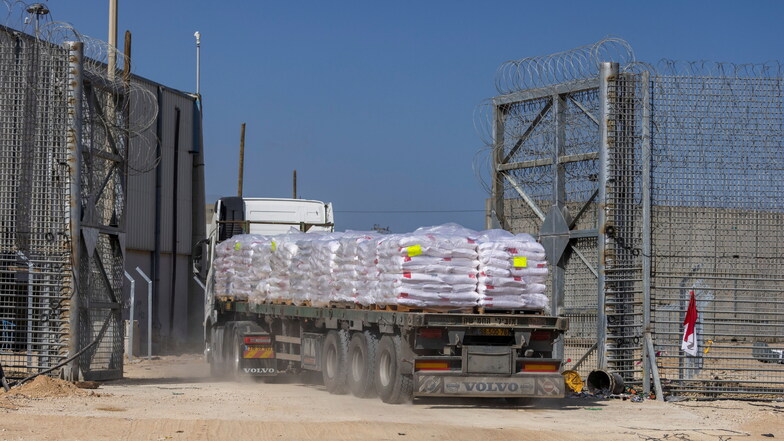Militär: 365 Lastwagen mit Hilfsgütern in Gaza angekommen