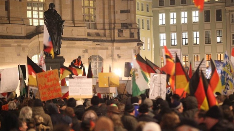 Nach der Kundgebung marschierten die Teilnehmer dann durch Dresdens Innenstadt.