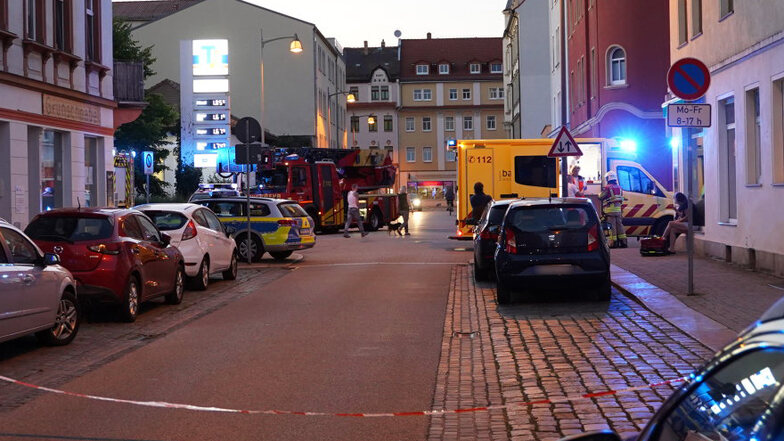 Zahlreiche Feuerwehren und der Rettungsdienst sowie die Polizei wurden am Sonntagabend in die Rosenstraße in Bautzen alarmiert.