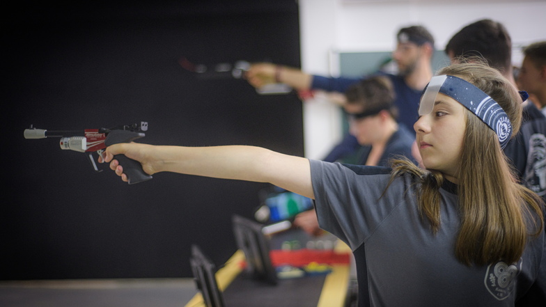 Eleyna-Sophia Reinecke schießt mit ihren neun Jahren schon seit 2019 erfolgreich in der Nachwuchstruppe des Kamenzer Schützenvereines mit. Sie ist Kreismeisterin in ihrer Altersklasse.