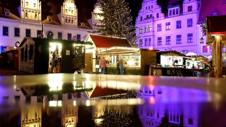 Der Meißner Weihnachtsmarkt lockt indes inmitten der Altstadt mit dem zu einem riesigen Adventskalender umfunktionierten Rathaus.