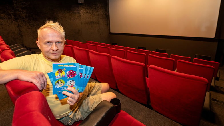 Großenhains Kinoleiter Patrick Stromske von der Filmgalerie am Frauenmarkt zeigt die Spielhefte vom Mitmach-Kino, das am Wochenende stattfindet.