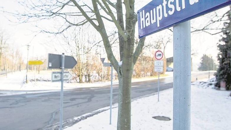 Zwei Schilder, zwei Straßen, ein Name: Eine Hauptstraße gibt es in Herzogswalde (l.) und eine in Limbach, beide unter der offiziellen Anschrift 01723 Wilsdruff. Foto: Karl-Ludwig Oberthür