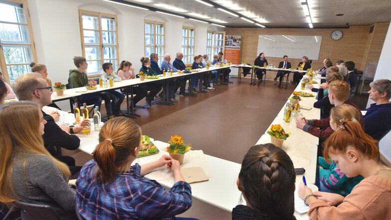 Schüler verschiedener Klassen haben gemeinsam mit Vertretern der Schulstiftung mit Ministerpräsident Kretschmer diskutiert.