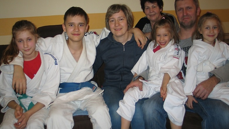 Judo ist zu einem Selbstläufer geworden in der sportverrrückten Familie Krupper in Schleife: Diana und Uwe Krupper unterstützen ihre Kinder Ashley, Jesse und die Zwillinge Amelie und Amy dabei. Doch ohne Oma Monika Lange würde all das nicht funktionieren.