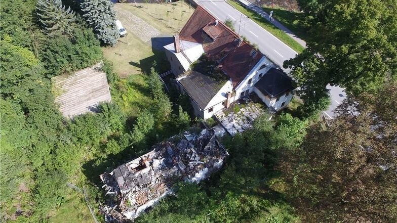Aus der Vogelperspektive ist der Schaden am Hinterhaus von Klein-Tirol in Schlottwitz gut zu sehen. Ein Brand zerstörte den Anbau. Aber auch der Rest des Gebäudekomplexes ist in keinem guten Zustand. Deshalb wird er abgerissen.