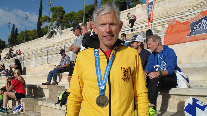 Knut Böhme mit Finisher-Medaille im Panathinaiko-Stadion in Athen.