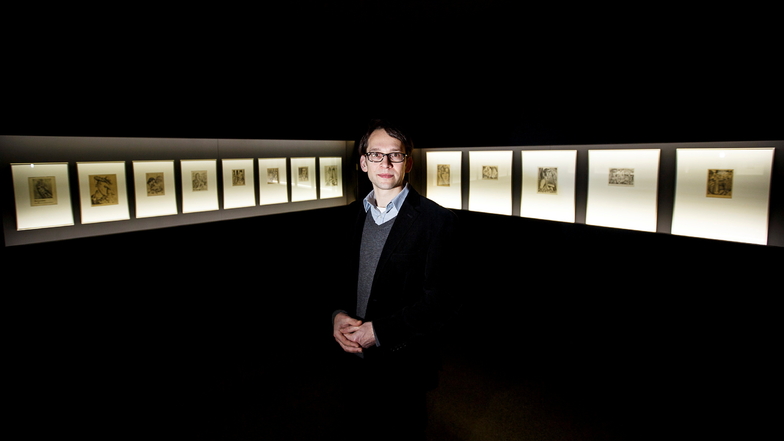 Kunsthistoriker Kai Wenzel steht im Görlitzer Kaisertrutz in der Galerie der Moderne, in der auch Werke von Johannes Wüsten zu finden sind.