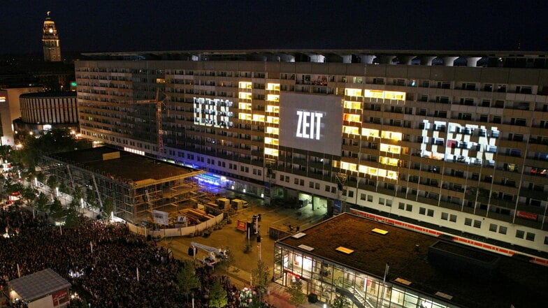 2006 spielten die Pet Shop Boys und die Dresdner Sinfoniker auf der Prager Straße live zum Film "Panzerkreuzer Potemkin".