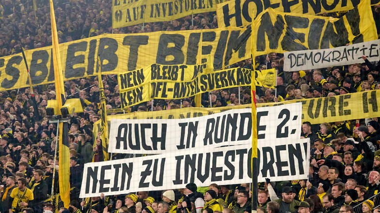 Dortmunds Fans zeigen im Westfalenstadion Transparente gegen Investoren in der DFL.