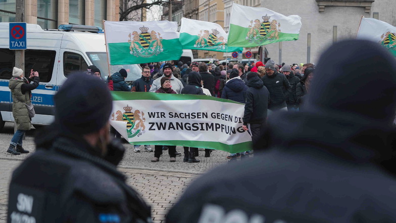 Görlitz, 30. Januar: Gegner der Corona-Maßnahmen demonstrieren mit Fahnen und einem Banner der "Freien Sachsen". Die Partei mobilisiert seit Wochen zum Protest gegen die Corona-Politik.