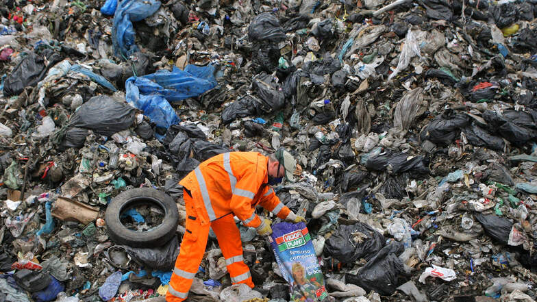 Mit Müll aus Italien hatten die Kontrolleure auf der Deponie Cröbern südlich von Leipzig im April 2008 alle Hände voll zu tun.