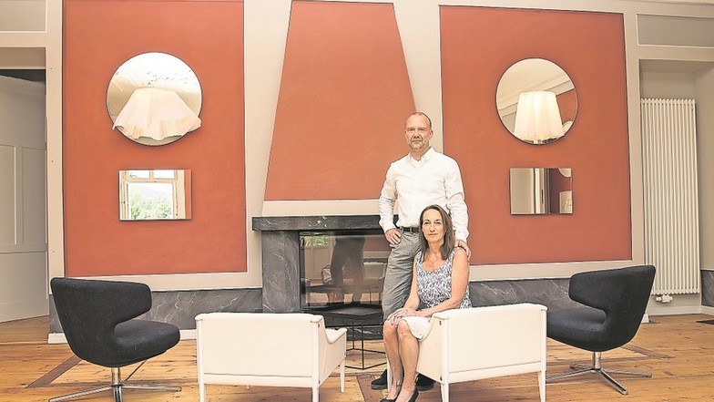 Die Eigentümer Torsten und Jutta Wiesner im Kaminsaal im Obergeschoss. Foto: Daniel Schäfer