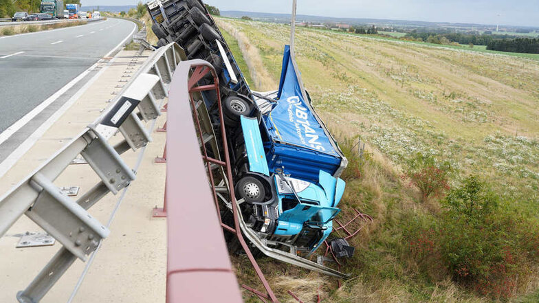 Das ist der Grund für das seit Monaten bestehende Tempolimit auf der B178 bei Löbau: Ein Laster war im September von einer Windböe erfasst worden und hat die Leitplanke beschädigt.