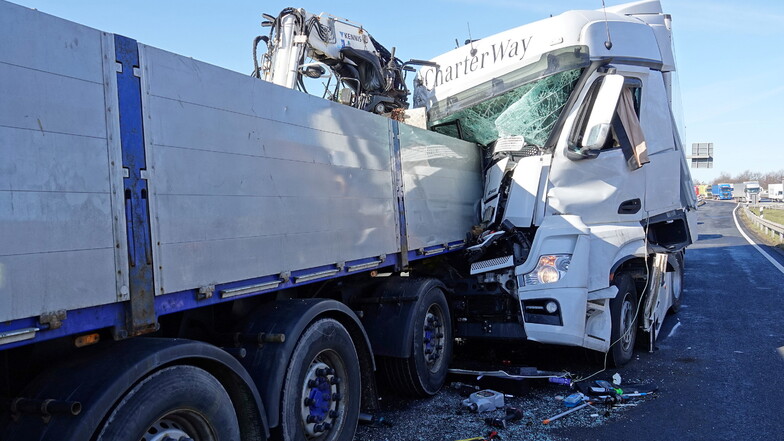Lastwagen prallen an A4-Raststätte "Dresdner Tor" aufeinander