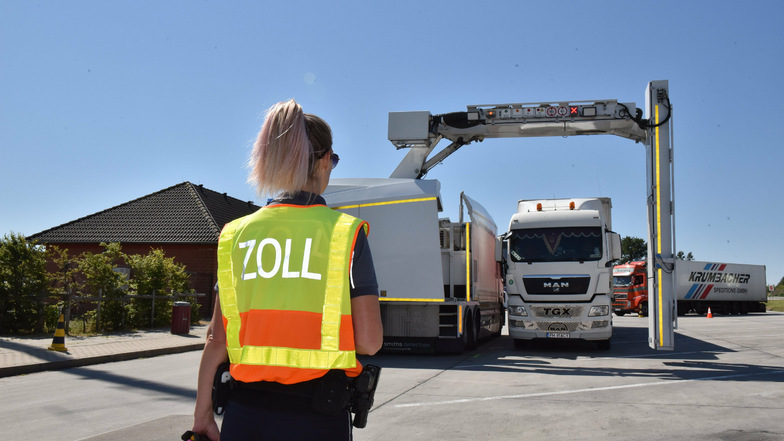 Hier wird ein Lastwagen geröntgt: Bei der gemeinsamen Kontrolle von Bundespolizei und Zoll diese Woche an der A 17 bei Breitenau kam eins von bundesweit drei Spezialgeräten zum Durchleuchten von Sattelzügen zum Einsatz.