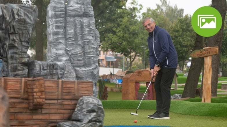 Golfclub-Geschäftsführer Uwe Neumann testet die neue Adventure-Golfanlage in Ullersdorf - im Vordergrund die Bastei und Felsen der Sächsischen Schweiz.