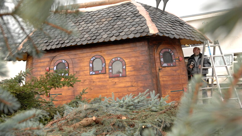 Es war 2007, als das Hexenhäuschen aus Einsiedel erstmalig auf dem Großenhainer Weihnachtsmarkt aufgestellt wurde.
