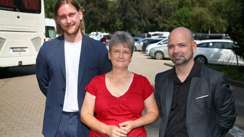 Das digitale System soll das Parken an der Bastei erleichtern: Lohmens Bürgermeisterin Silke Großmann von der CDU (Mitte) mit Felix Hilger von Peter Park (links) und Projektmanager Norman Löwe (rechts).