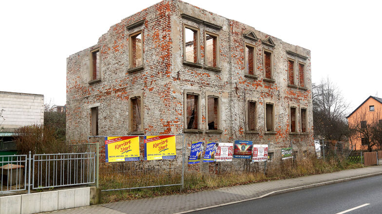 Schandfleck an der Bundesstraße: Schon 2006 war dieses Haus an der B 182 eine Ruine. Nach Sturmtief Kyrill 2007 musste die Stadt eingreifen und es abdecken lassen.