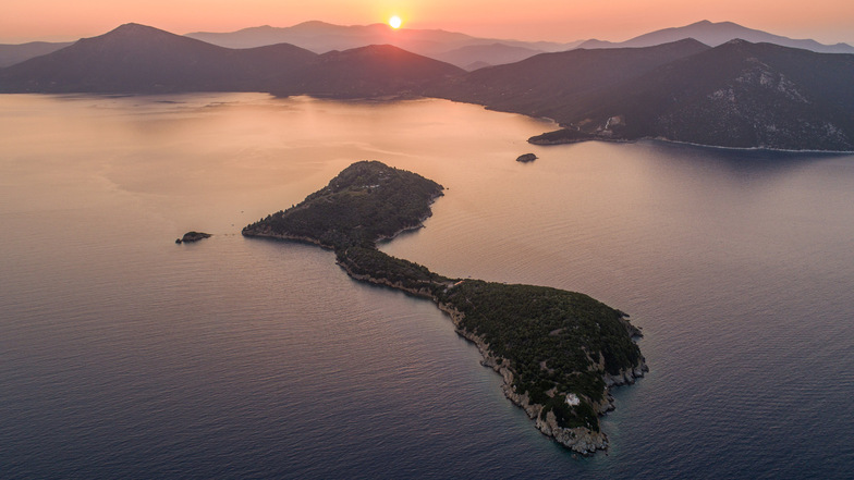 Diese griechische Insel heißt Silver Island und lässt sich bei Vladi Private Islands mieten.