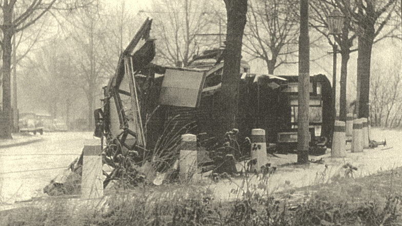 Bei Winterwetter zu schnell durch die Kurve gefahren. Bei dem Straßenbahnunfall 1959 am Westendring in Plauen starben elf Menschen. Die Straßenbahn fährt jetzt im weiten Bogen auf einer anderen Strecke.