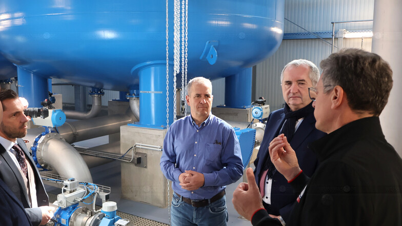 Marco Hülse, Technischer Leiter der KVL, informierte gestern Staatsminister Thomas Schmidt im Beisein des WZV-Chefs Jörg Funda (v. r.) über die Funktionsweise des neuen Wasserwerks Boxberg, das seit 2021 in Betrieb ist.